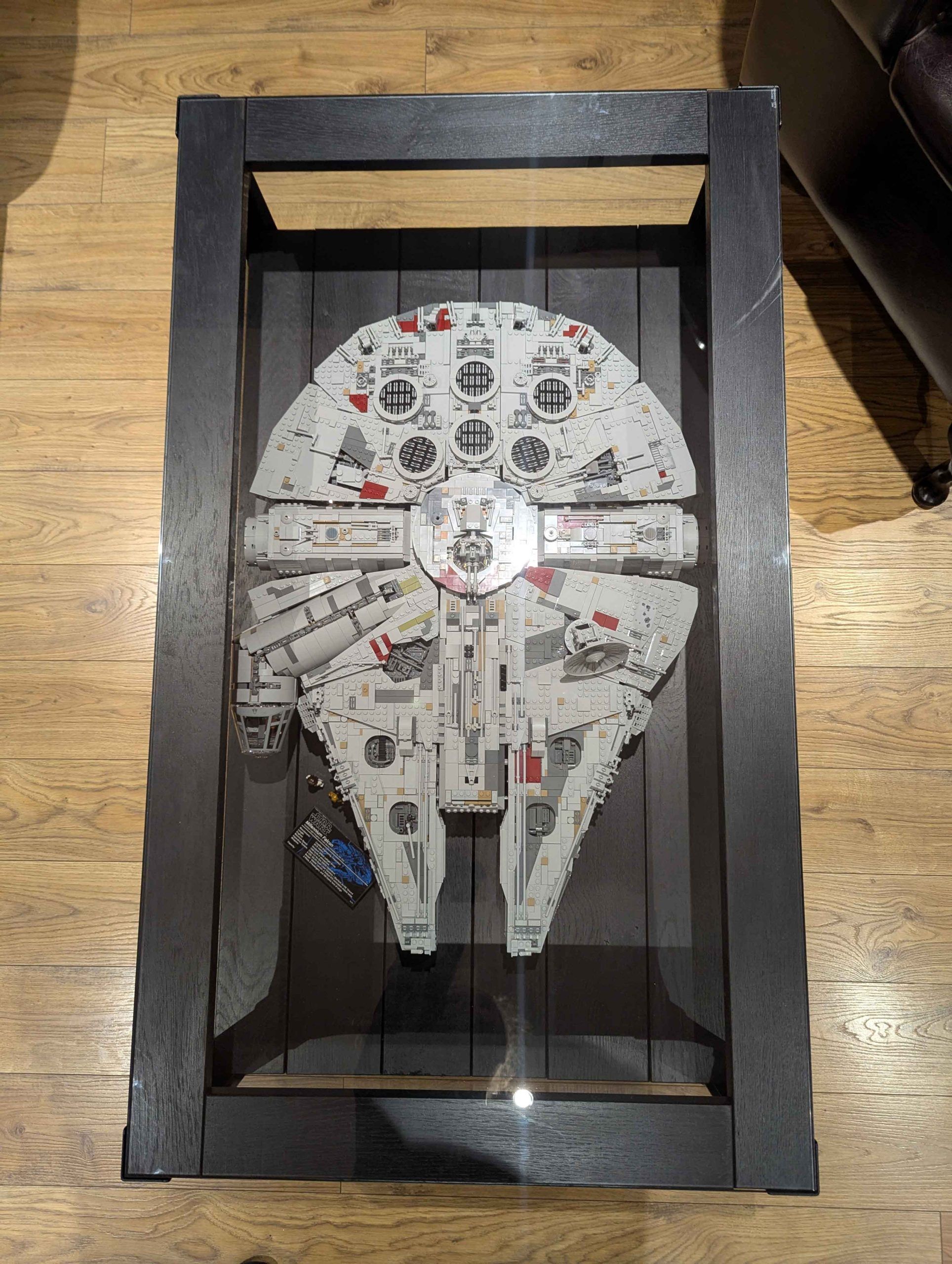 Millennium-Falcon-Display-Table-Infinity-Ash-Jet-1200mm-x-700mm--3